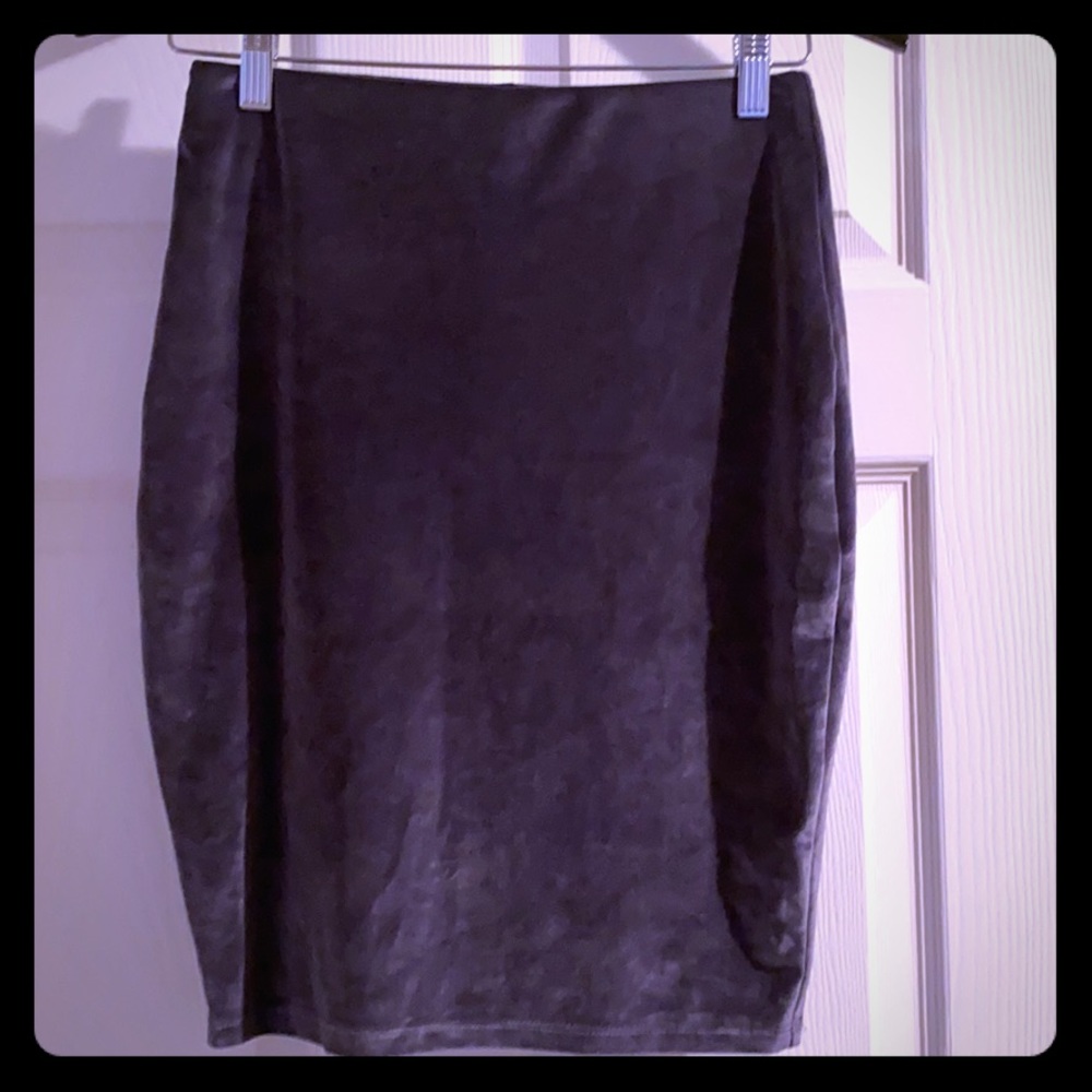Aritzia Talula Velvet skirt- classy!